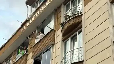 Gürültü yapan çocuklara camdan soğan attı