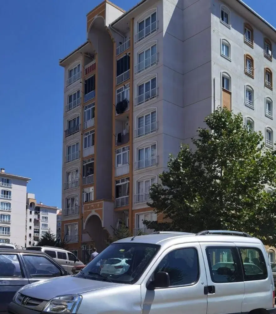 Polisten kaçmak isterken 3’üncü kattan düştü 1 Polisten kaçmak isterken 3’üncü kattan düştü 1