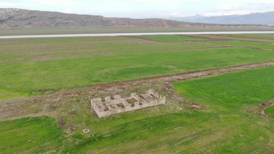 Sular çekildi, eski tren garı gün yüzüne çıktı 