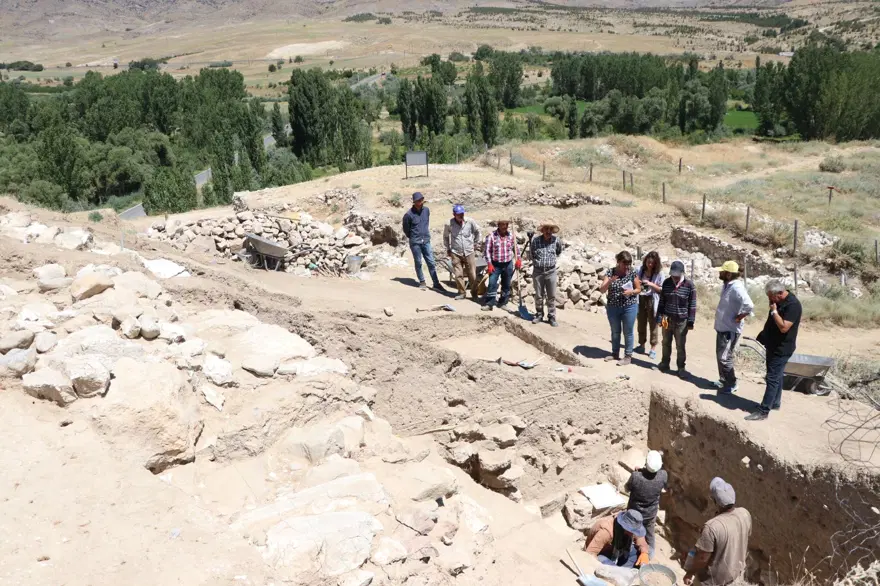 Niğde'deki höyük kazısında Pers dönemine ait alçı surlar bulundu 11 Niğde'deki höyük kazısında Pers dönemine ait alçı surlar bulundu 11