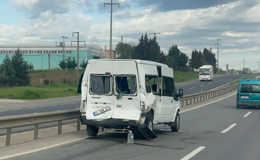 İki servis aracı çarpıştı: 5’i askeri personel, 16 yaralı 4