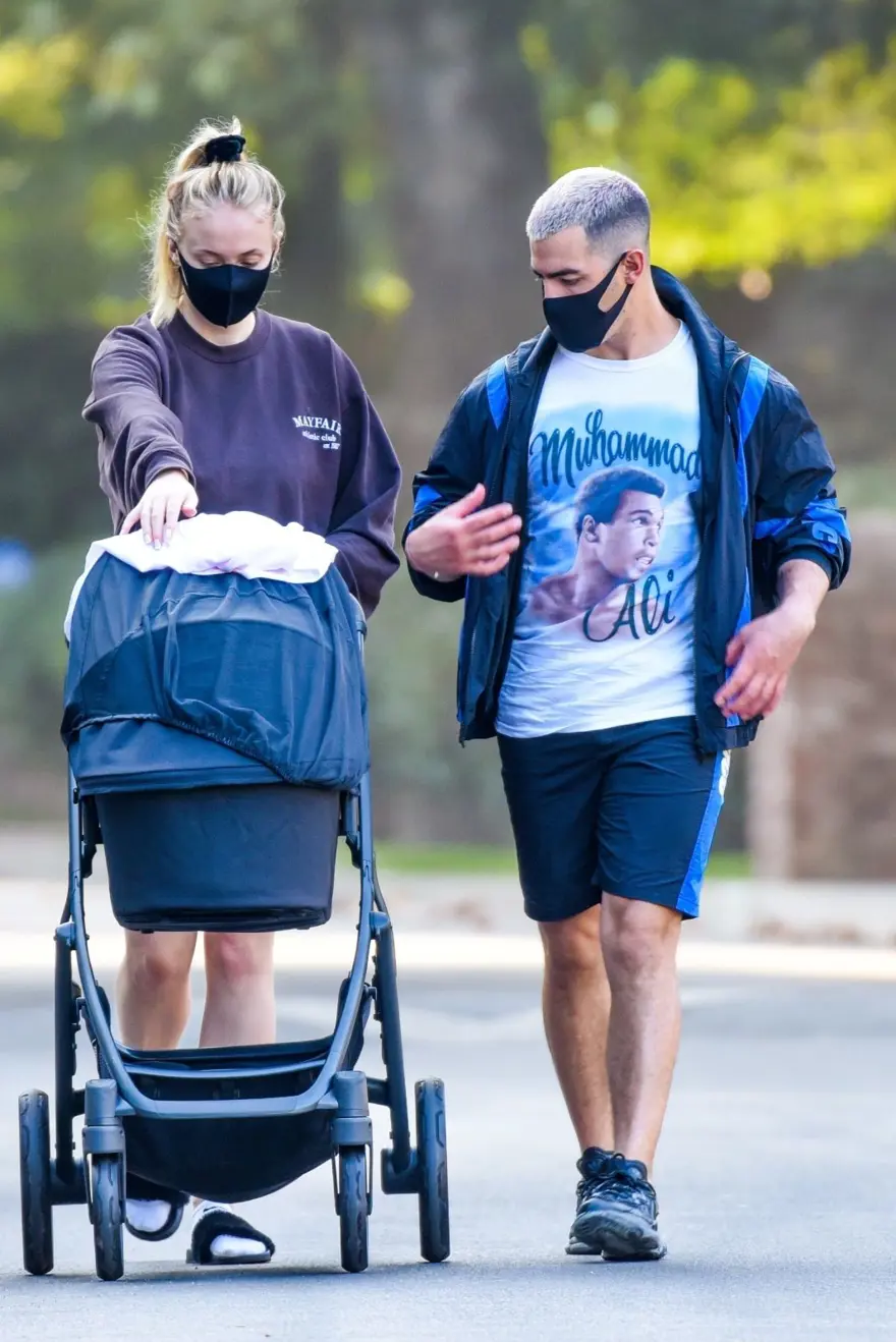 Sophie Turner ile Joe Jonas kızlarıyla yürüyüşte 1