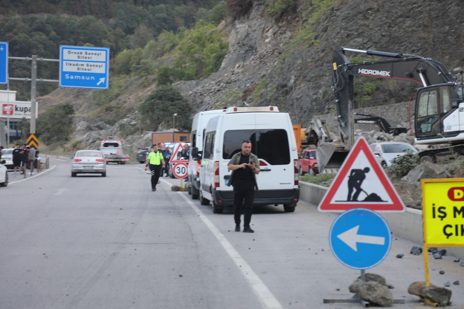 Taş ocağındaki patlatmada taşlar yola saçıldı: 4 yaralı