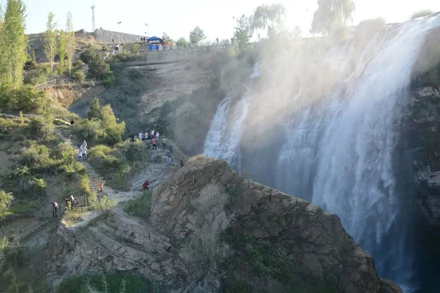 Türkiye'nin en büyüğü 'Tortum Şelalesi' artık 24 saat gezilebiliyor 11