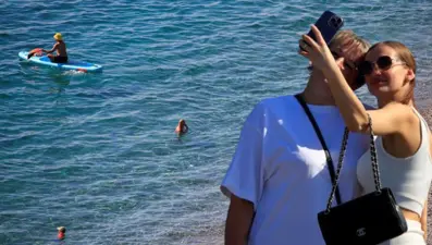 Türkiye kışı yaşıyor, onlar denize giriyor