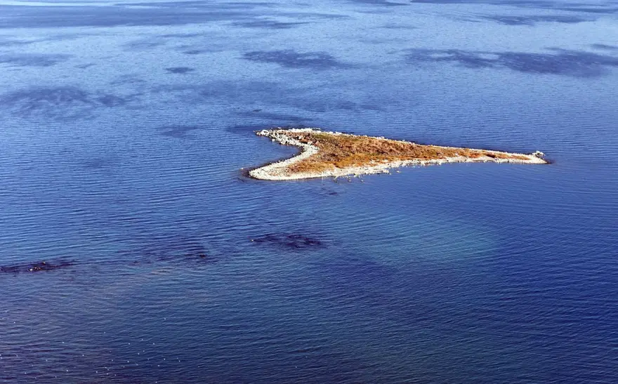Van Gölü'nde sular çekildi: Eski yerleşim alanları dronla görüntülendi 4