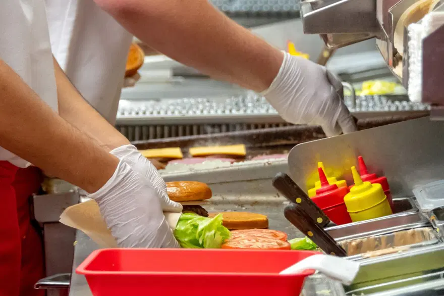 Kısırlık ve kanser yapıyor: Ünlü fast food markalarının ürünlerinin çoğunda zehirli kimyasallar bulundu 