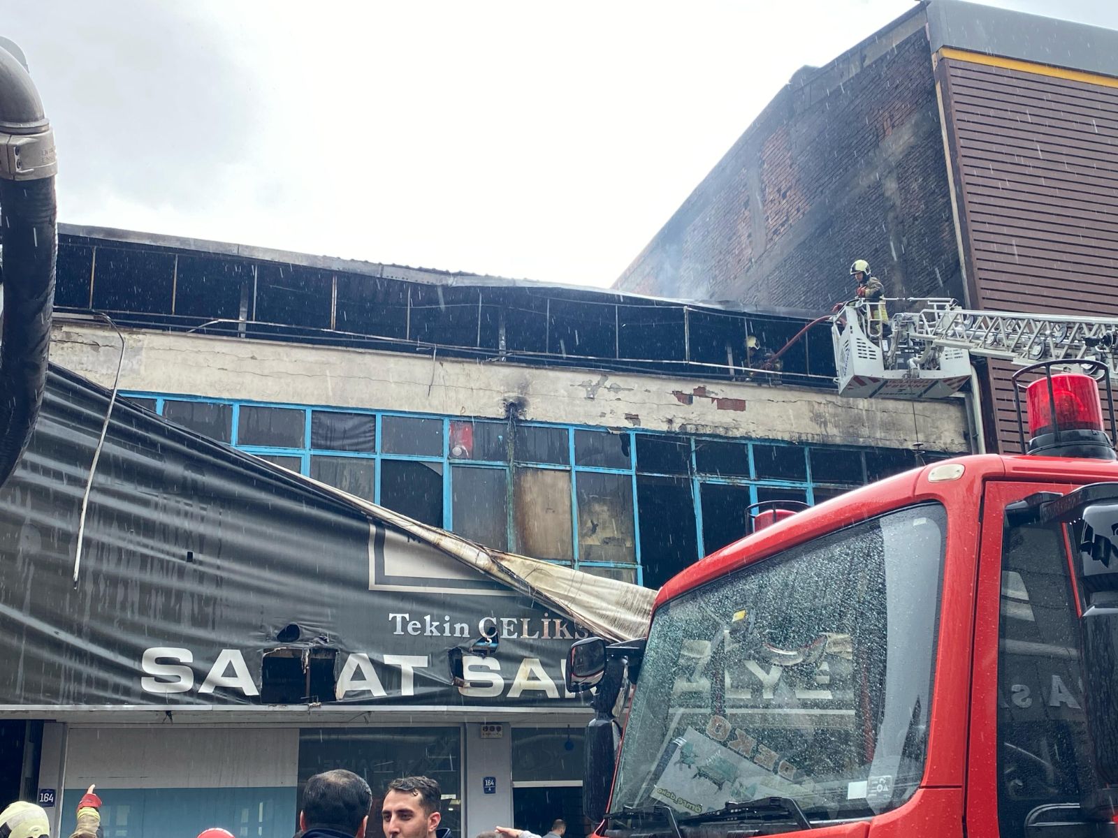 Ankara'da mobilya atölyesindeki yangın kontrol altında