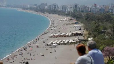 Antalyalılar Konyaaltı Sahili’ne akın etti