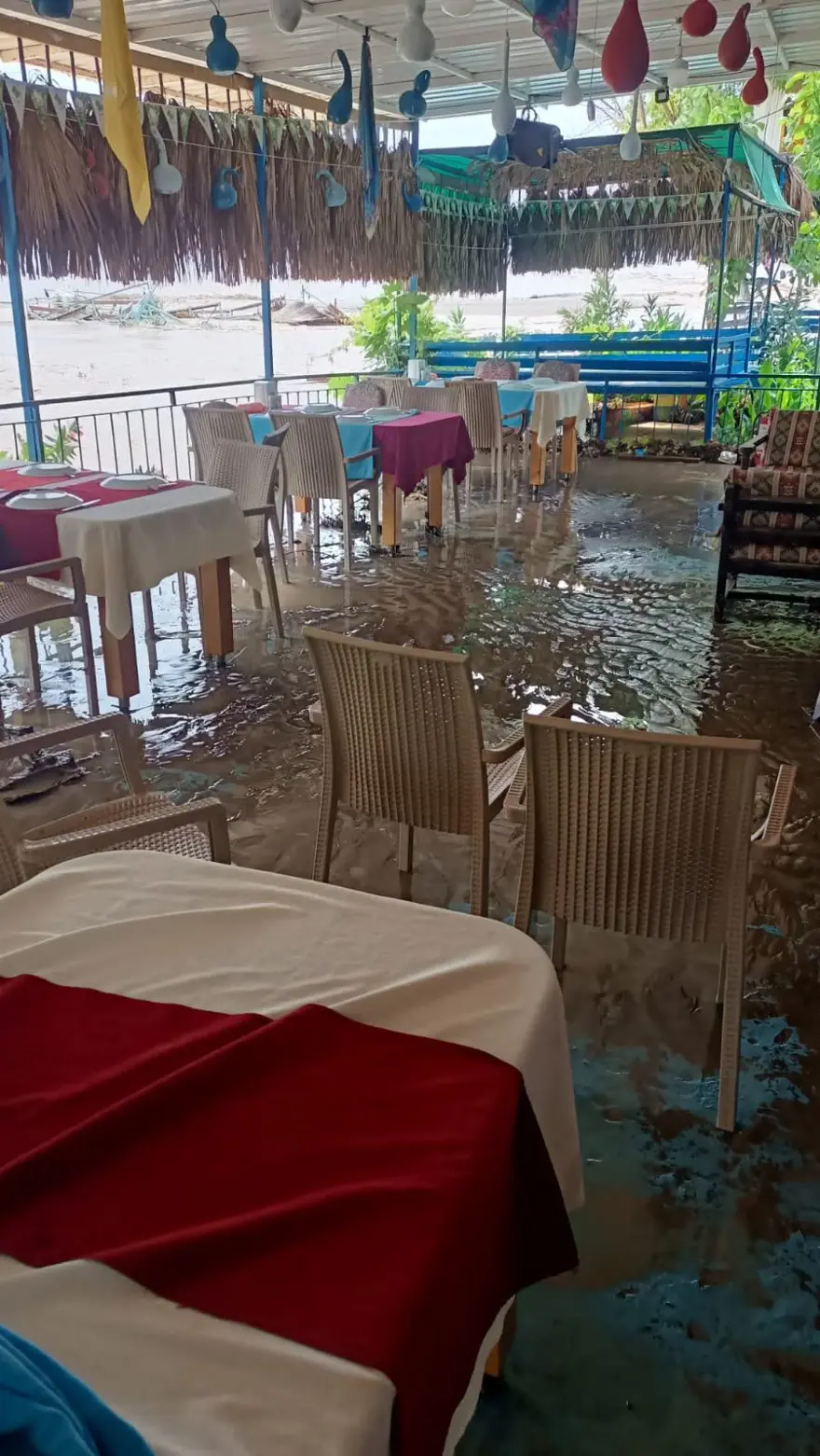 Antalya’da şiddetli yağmur hayatı felç etti:  Otomobil sel sularıyla sürüklendi 10