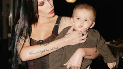 Halsey: Anne sütü cilde iyi geliyor