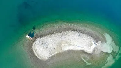 Corona virüsten korunmak için baraj gölündeki adacığa yerleşti