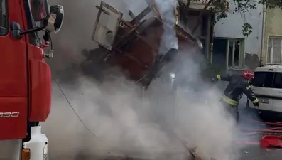 Ahşap evler yandı, itfaiyeciler ölümden döndü