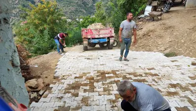 Engelli yaşlı çiftin yolu parke taşla kaplandı