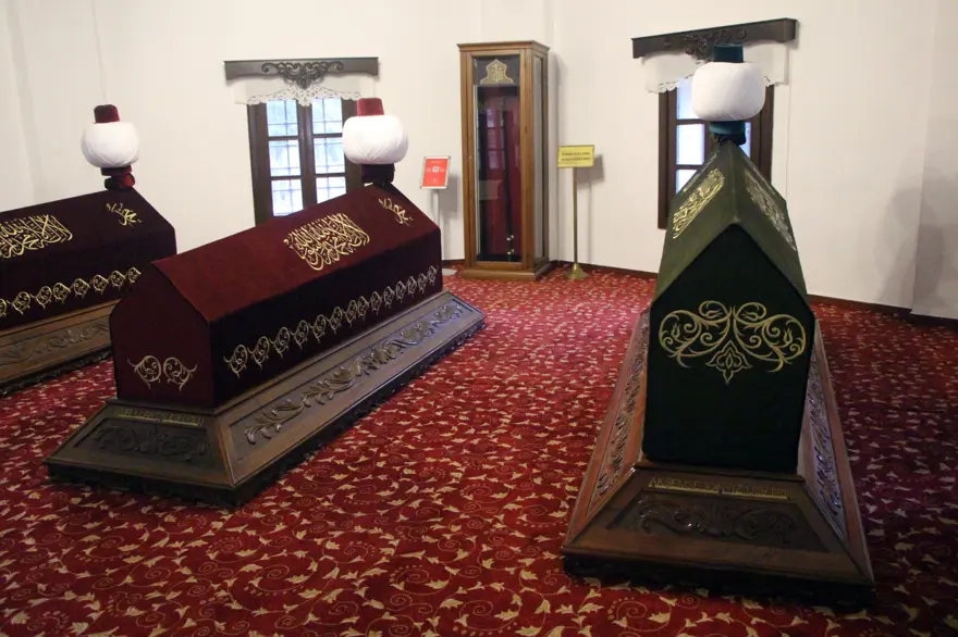 Türbeye Fransız tarzı tente takılmasına tepki 8 Türbeye Fransız tarzı tente takılmasına tepki 8