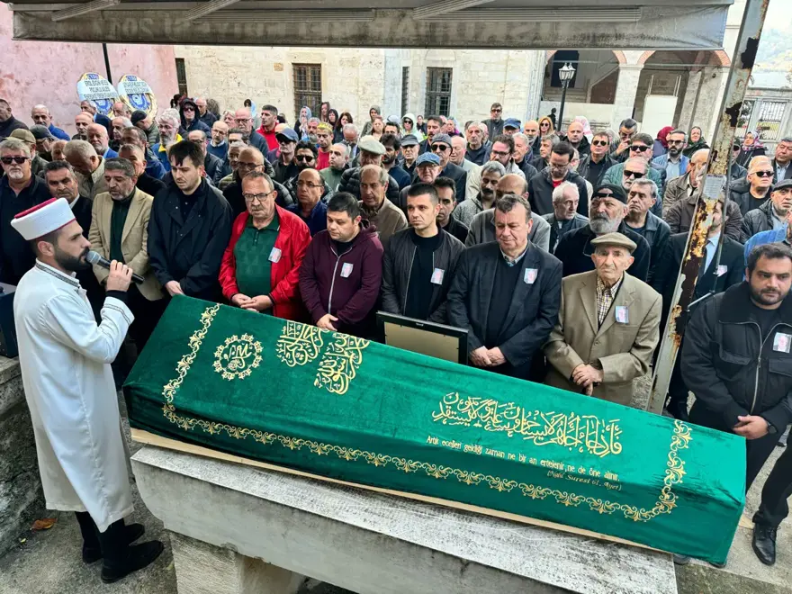 Ahmet Gülhan son yolculuğuna uğurlandı: "Büyük bir ustaydı" Ahmet Gülhan son yolculuğuna uğurlandı: "Büyük bir ustaydı"