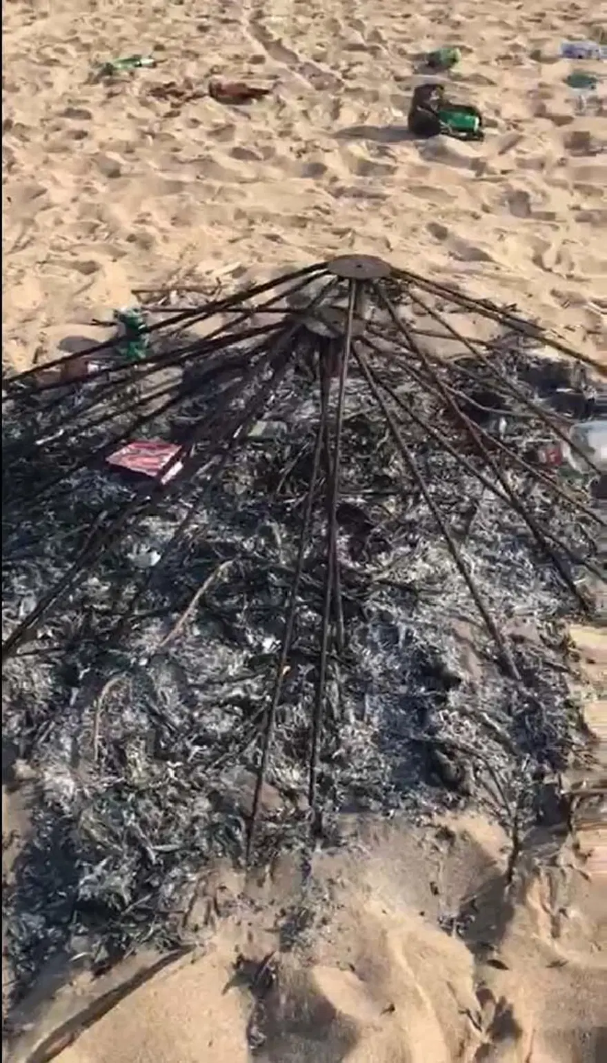 Bozcaada sahilindeki partide şezlongları kırıp, şemsiye yakıp, çöpleri bıraktılar Bozcaada sahilindeki partide şezlongları kırıp, şemsiye yakıp, çöpleri bıraktılar