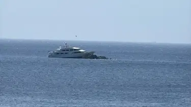 Bodrum açıklarında motoryat kayalıklara çarptı