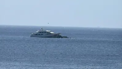 Bodrum açıklarında motoryat kayalıklara çarptı