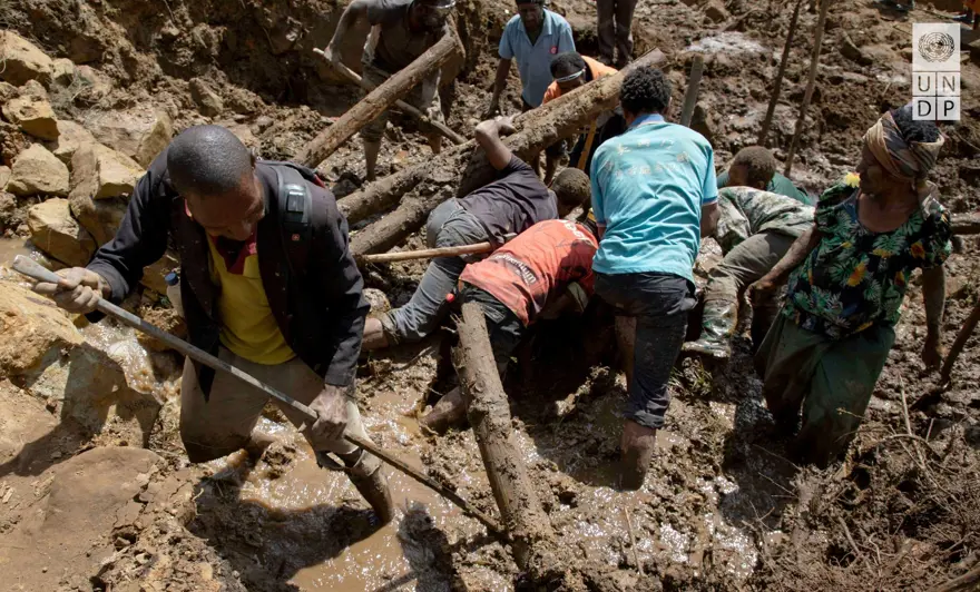 2 BİNDEN FAZLA KİŞİ TOPRAK ALTINDA 6 2 BİNDEN FAZLA KİŞİ TOPRAK ALTINDA 6