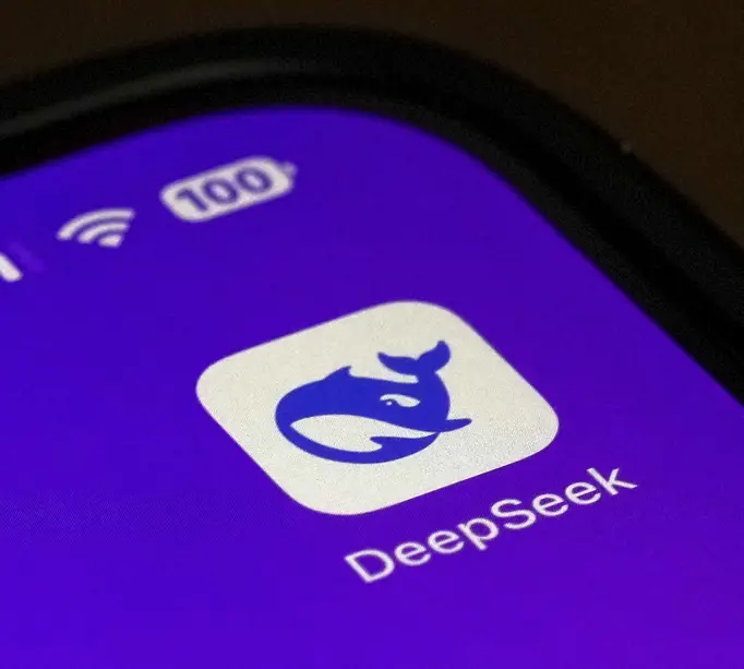 Çinli yapay zeka devi ucuz modelle dönüyor. Rakiplerini geride bıraktıÇinli yapay zeka girişimi DeepSeek, amiral gemisi modelinin yeni sürümü V4-Flash’ı resmi olarak erişime açtı. Araştırma şirketi Artificial Analysis’in test verilerine göre model, rakibi Anthropic’in Claude Fable 5 sürümünden yakla