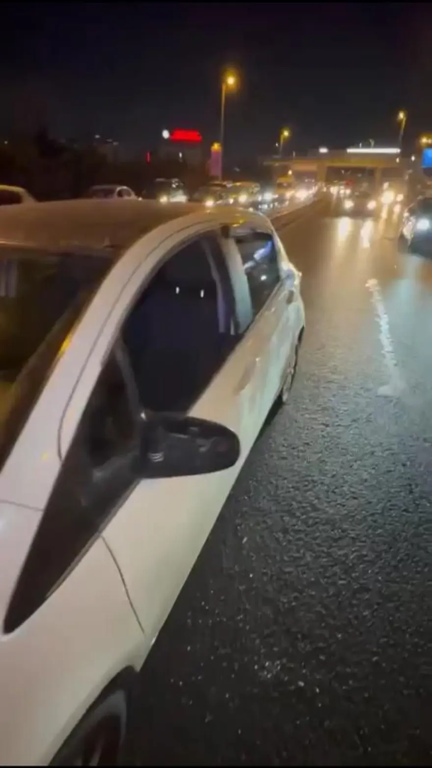 Haliç’te başlayan tartışma Mecidiyeköy’de kavgaya dönüştü |D-100’ün ortasında tekmeli yumruklu saldırı 7