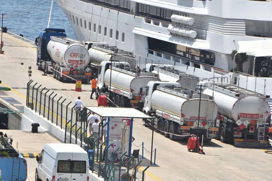 “Lady Moura”ya Bodrum’da 16 milyon liralık yakıt takviyesi |(Güvertesinde kumsal, içinde tam donanımlı hastane var) 2