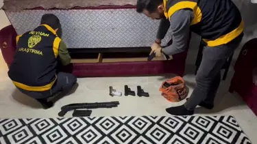 Çekyat altına zulalanmış silahlar çıktı: 14 yaşındaki çocuk tutuklandı