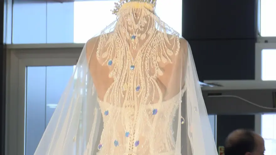 Bu gelinliğe bakan bir daha bakıyor! 30 kilogram ağırlığında 1 milyon dolara satışa çıktı 5