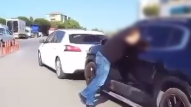 Hamile eşinin yanında saldırdı