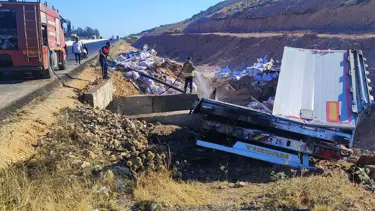 Kaza yapan TIR alev aldı: Baba ve 13 yaşındaki oğlu hayatını kaybetti