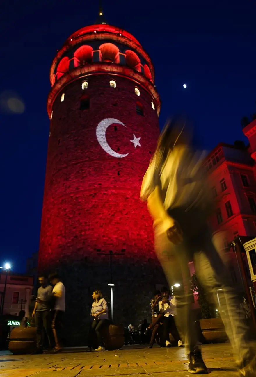 İstanbul'un tarihi simgeleri Milli Takım'a destek için Kırmızı-Beyaza büründü 12