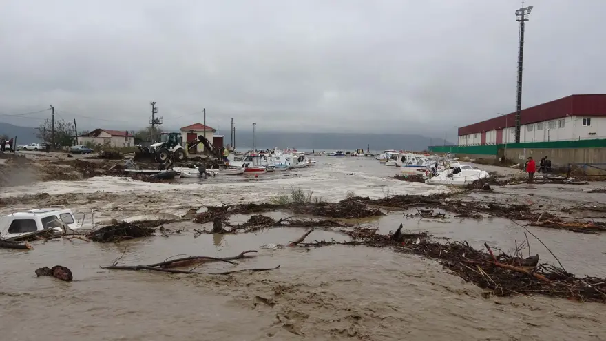 Çanakkale'de sağanak: Cadde ve sokaklar göle döndü 17