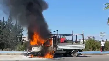 Adana'da kamyonet alev alev yandı