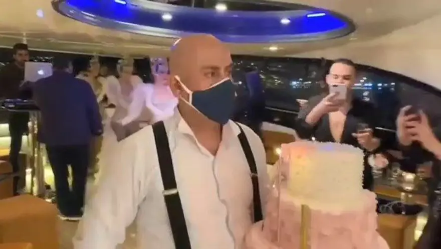 İstanbul'da lüks yatta 'fiziki mesafesiz' doğum günü partisi 4
