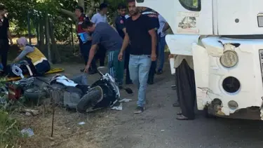 Kamyon ve motosiklet kafa kafaya çarpıştı: 2 ağır yaralı