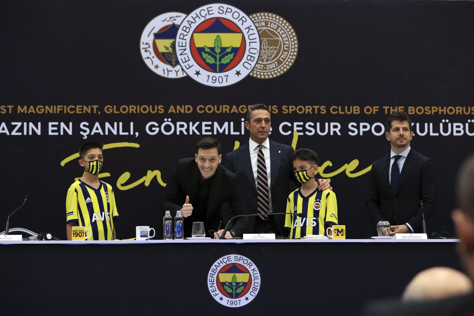 Mesut Özil artık resmen Fenerbahçe'de (3,5 yıllık imza)