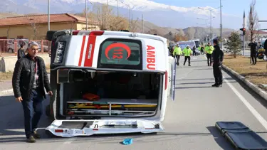 Ambulans hasta nakil aracıyla çarpıştı, devrildi: 9 yaralı