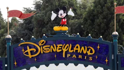Disneyland'da "çocuk gelin" alarmı