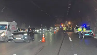 Kuzey Marmara Otoyolu'nda tır devrildi: Kilometrelerce araç kuyruğu oluştu