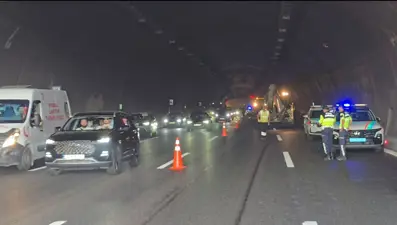 Kuzey Marmara Otoyolu'nda tır devrildi: Kilometrelerce araç kuyruğu oluştu