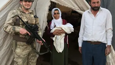 Jandarma, uydu telefonu ile doktordan aldığı talimatlarla hamile kadına doğum yaptırdı