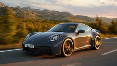 Porsche 911 makyajlandı: İlk hibrit 911