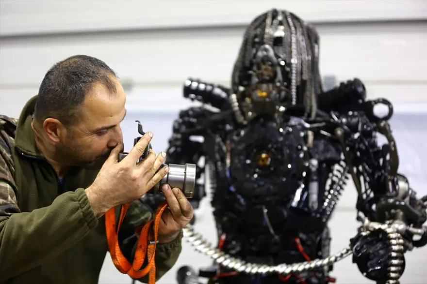 Atık araç malzemeleri motor ustasının elinde sanat eserine dönüşüyor 11