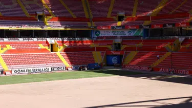 Kayserispor'un stadına UEFA ve FIFA standartlarına uygun çim serimi yapılıyor