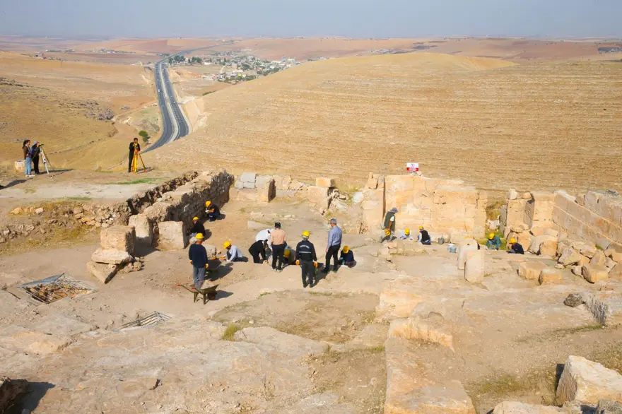 Diyarbakır'daki Zerzevan Kalesi'nde 1900 yıllık Mithras Tapınağı'nın anıtsal kapısına ulaşıldı 