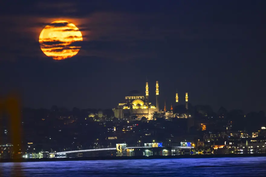 İstanbul'da muhteşem dolunay manzaraları 1