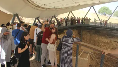 "Tarihin sıfır noktası" en yoğun günlerini yaşıyor! Sıcak havaya rağmen dolup taştı