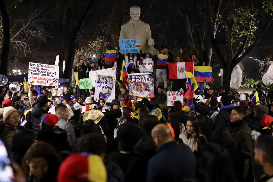 Venezuela'da "hileli" seçim tartışması: Yüzlerce göçmen sokaklarda toplandı 2 Venezuela'da "hileli" seçim tartışması: Yüzlerce göçmen sokaklarda toplandı 2