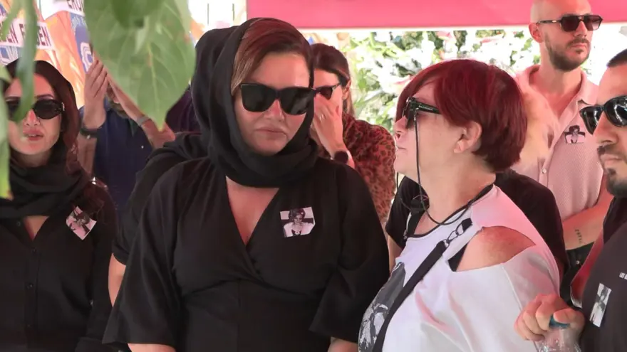 Deniz Seki annesine veda etti 6